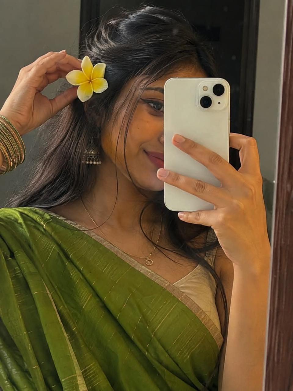 Create an image close-up mirror selfie captur...